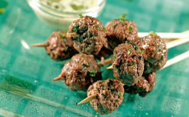 Bolitas de carne con salsa de yogur y culantro